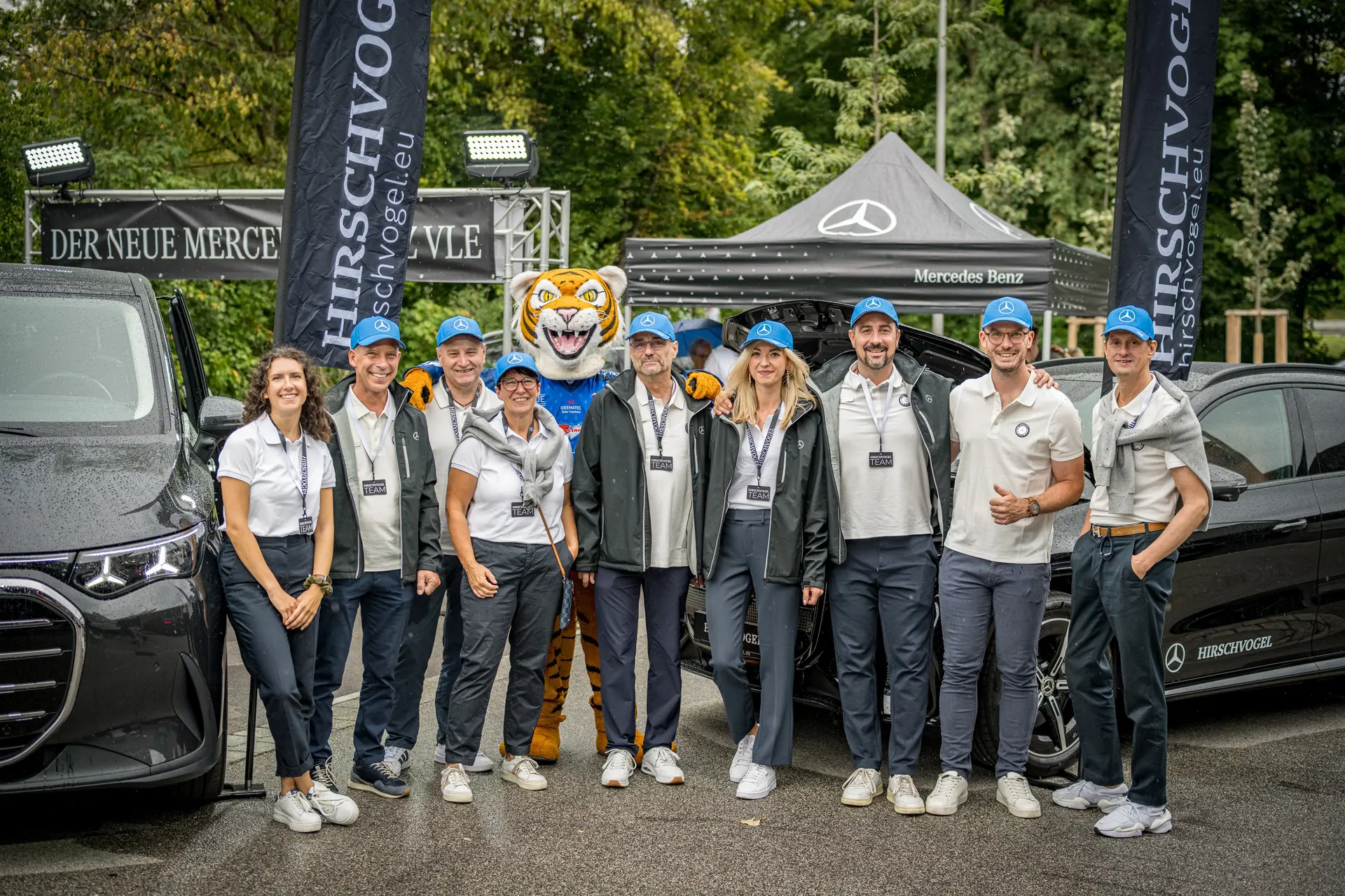 Kooperation wird hier gelebt: das Hirschvogel-Team mit Tigers-Maskottchen Tigo.