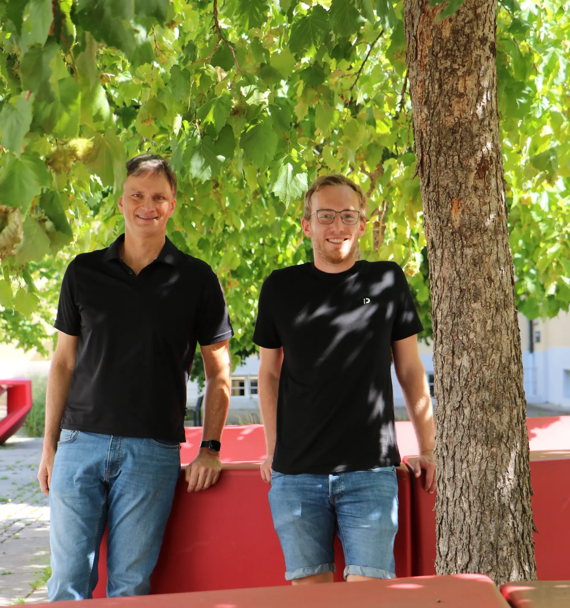 Ein Ziel des Studiengangs ist laut Prof. Dr. Markus Schmitt(l.), das Thema Nachhaltigkeit in seiner vollen Bandbreite anzusprechen–das war es auch, was Student Markus Haslbeck (r.) davon überzeugt hat.