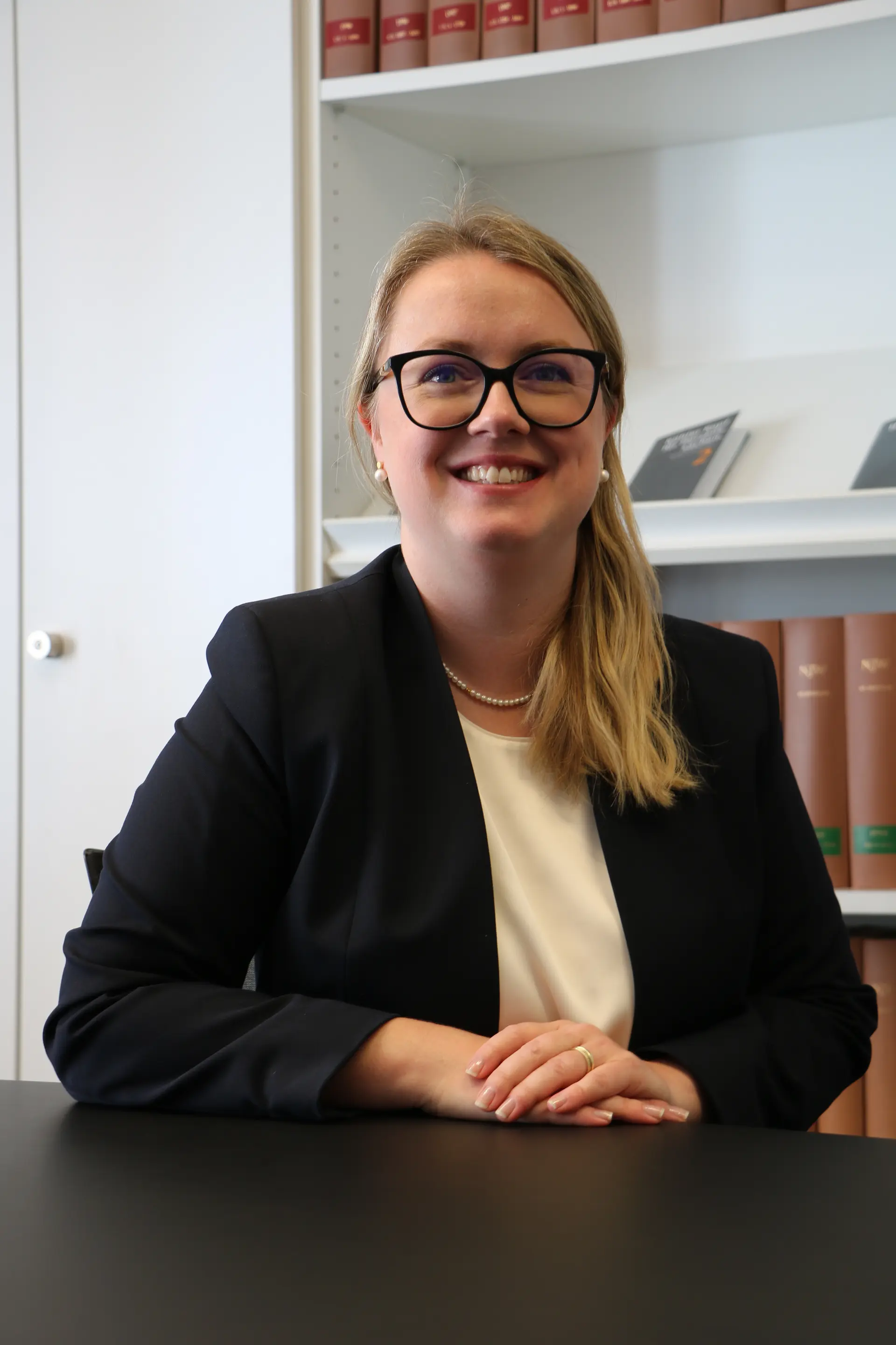 Johanna Wernthaler freut sich jeden Tag auf ihre Arbeit. Nach ihrem Jurastudium befindet sie sich gerade in der Weiterbildung zur Notarin.