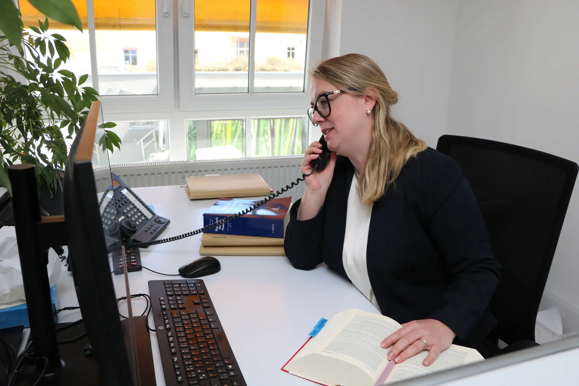Viele übersehen auch die Arbeit im Hintergrund: Die Ur kunden müssen vorbereitet werden. Bei komplexen Fragestellungen kommt die Recherche hinzu.