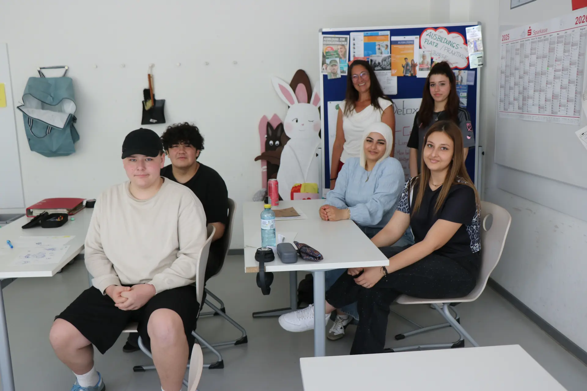 •	Sie organisieren gerade ihre Zukunft: Jamie, Arda, Ghazal, Alma und Andreea (von links). Unterstützung erhalten sie dabei von Klassenlehrerin Brigitte Heidner (dritte v. l.).