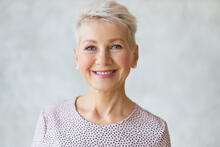Reife Frau lächelt in die Kamera